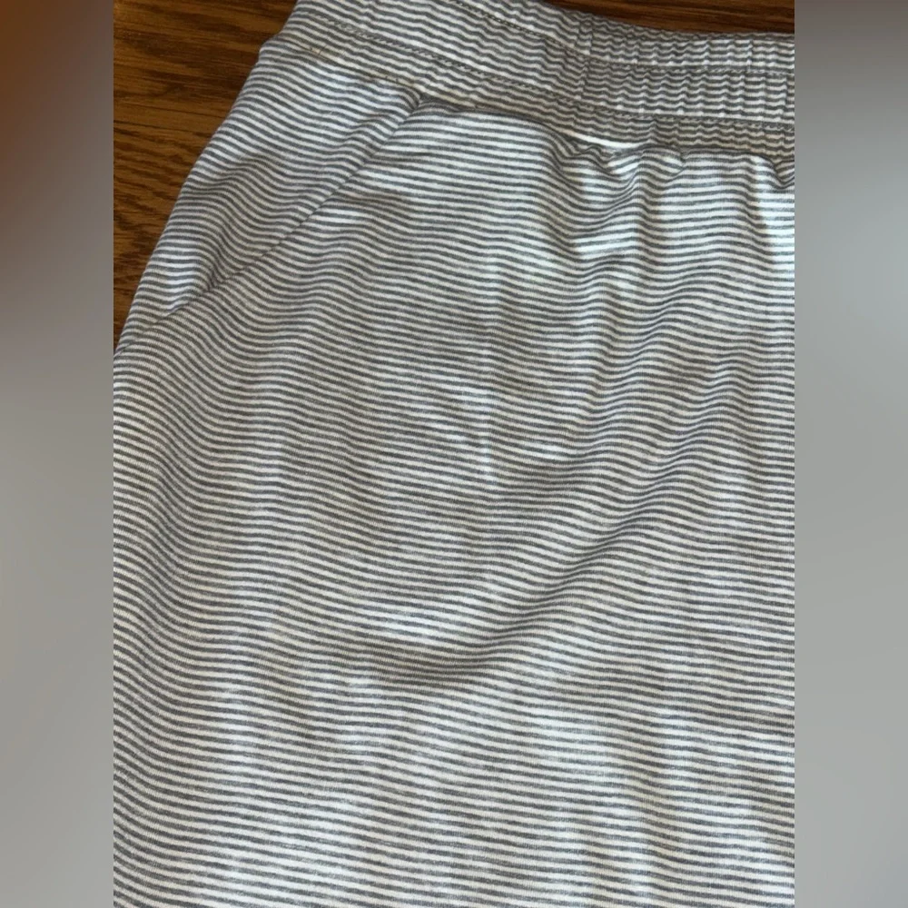 Toad & Co. lightweight Seersucker Skirt. Gray & White. Size Large.